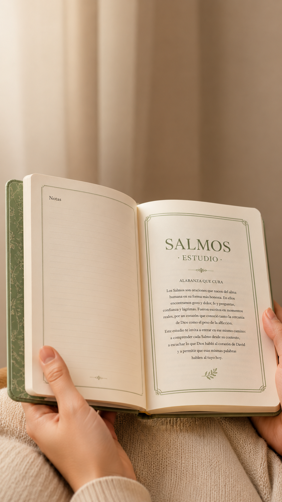 Manos sosteniendo un estudio abierto de los Salmos bajo luz natural cálida